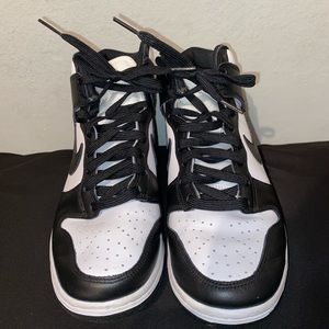 Women blck and white high dunks